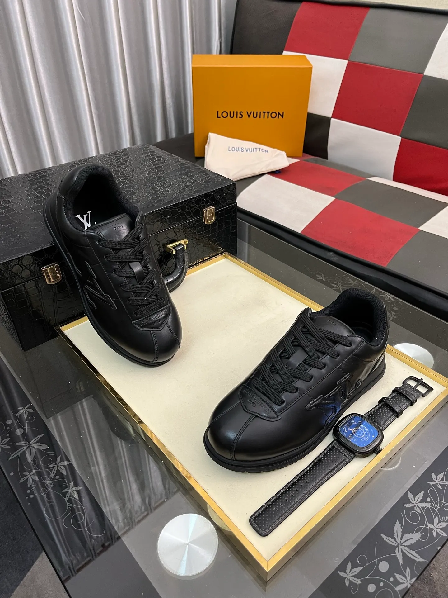 Men's shoes 💰700⌚️⌚️LV TARINE Louis Vuitton x Tyler joint model Donkey brand L family embossed couple style casual sneakers skate shoes original purchase and development This LV Trainer sneaker comes from the Louis Vuitton and Tyler collaboration series. The Monogram pattern and brand logo are transformed into nubuck calf leather embossing and side decoration respectively, witnessing the artist's creative interpretation of classic elements. The deep tones accentuate the complex upper, which requires hours of craftsmanship to complete. Exquisitely packaged at the delivery counter🛍📦 ▪️Fabrics: Original customized first-layer cowhide ▪️Inner lining: Original customized breathable mesh ▪️Outsole: Original open-molded two-color TPU combination outsole ▪️Sole thickness: 3CM ▪️Size: Women's 35-40 / Men's 38-46
